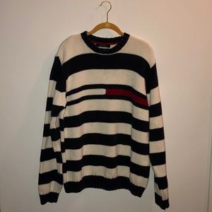 CLOSET CLEAR OUT!! 🖤Tommy Hilfiger sweater